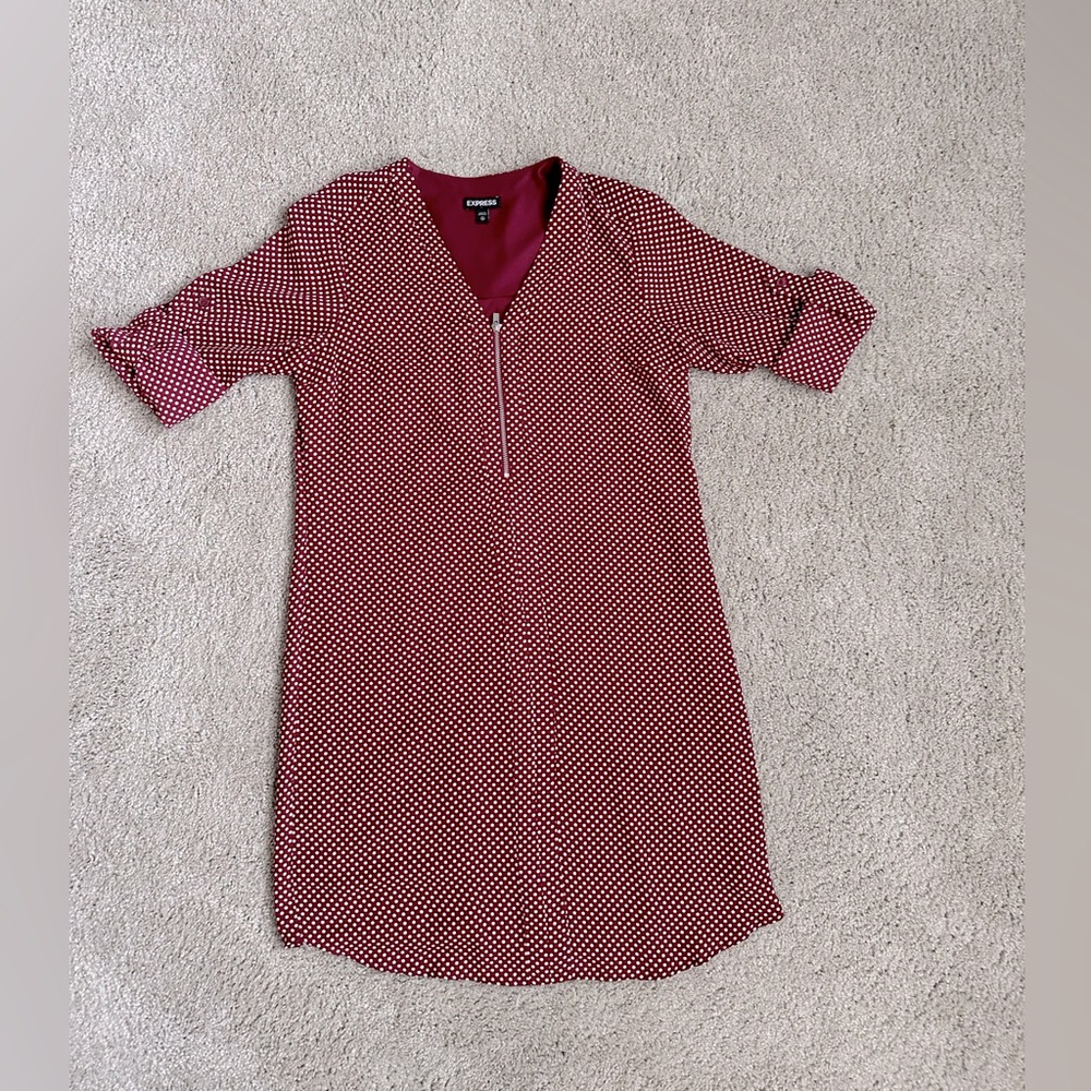 Express shirt dress with zipper and adjustable sleeves.